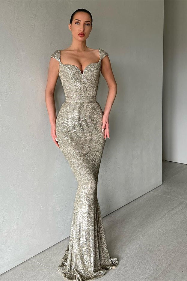 Abito lungo da sera a sirena con scollo a cuore e spalle scoperte, decorato con paillettes