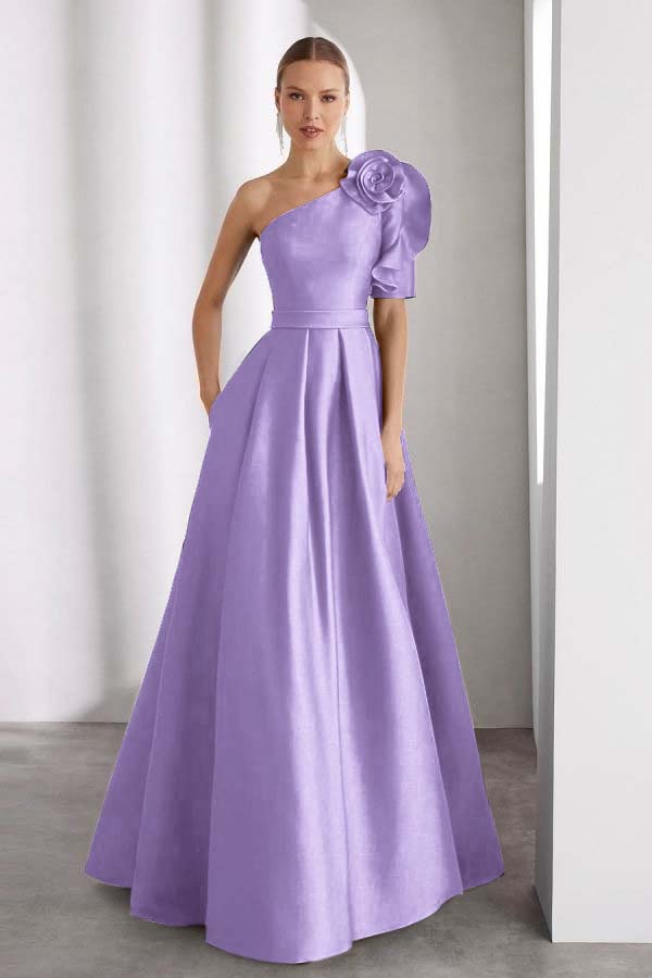 Um vestido de baile longo sem mangas do ombro com cores plissadas do costume dos bolsos
