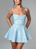 Schlankmachendes Minikleid mit A-Saum und Jacquard-Textur und Strapsen 
