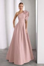 Um vestido de baile longo sem mangas do ombro com cores plissadas do costume dos bolsos