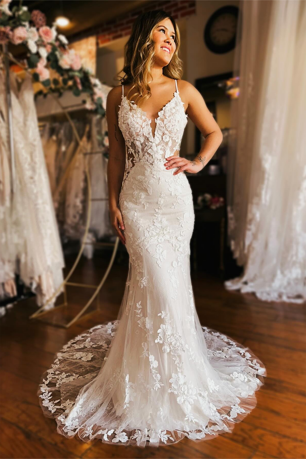 Gorgeous White Applique Mermaid Wedding Dress With Sheath Silhouette