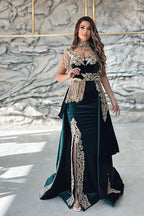 Elegante abito da sera a sirena con scollo a V e spalle scoperte, decorato con applicazioni