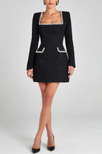Vestido Mini com Tecido Tweed Feminino e Glamoroso, Aplicações de Pérolas, Manga com Fenda Longa e Bolsos