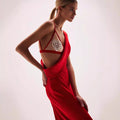 Vestido de baile de cetim com racha de alças finas