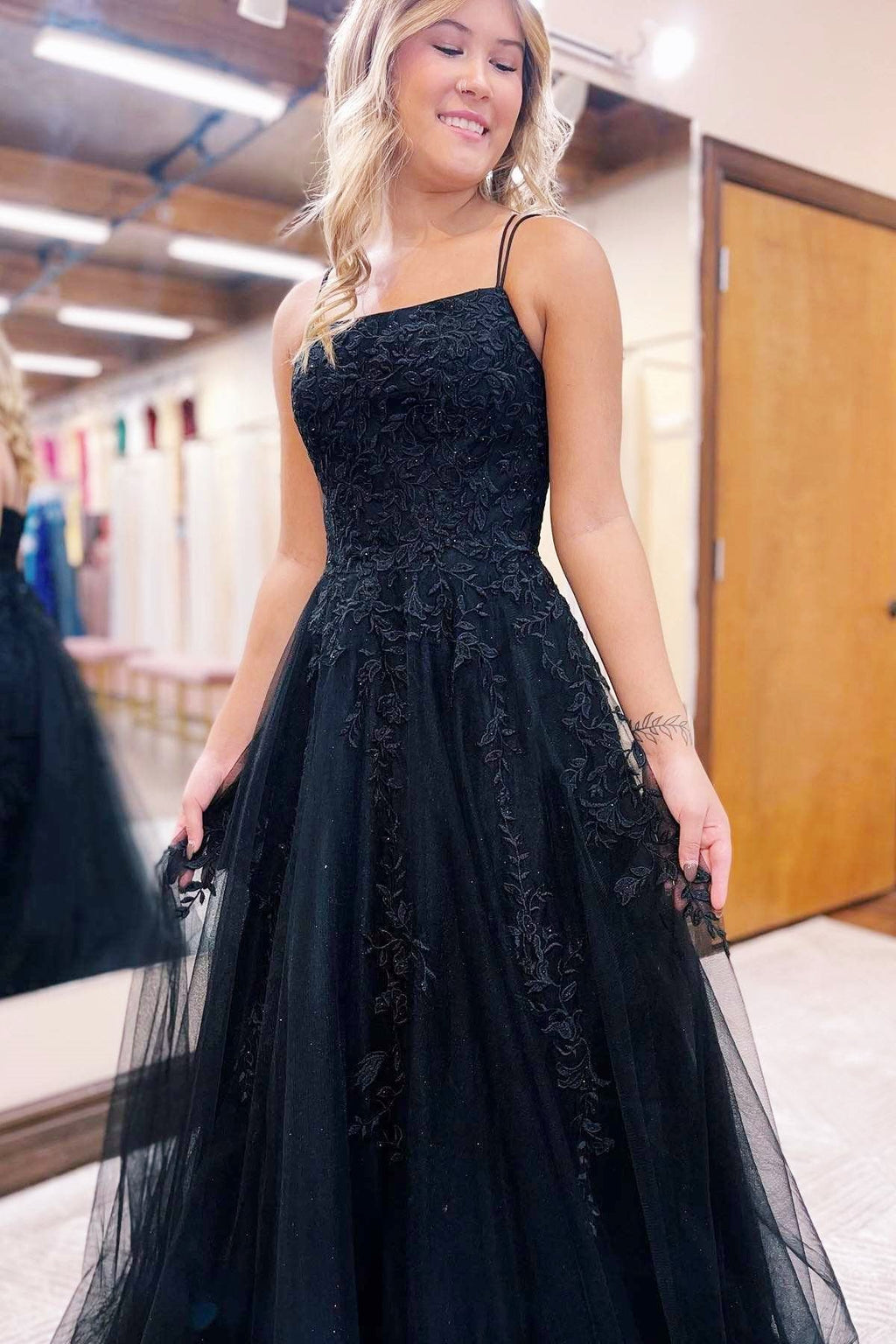 Chic Dark Navy Spaghetti Strap Prom Dress With Tulle And Lace Appliques