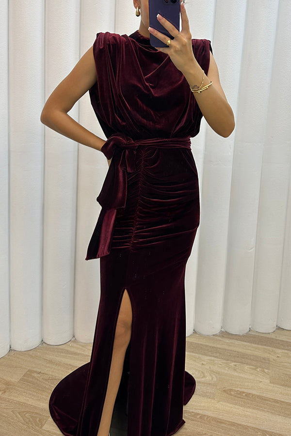 Milan Muse – Maxikleid aus Samt mit gepolsterten Schultern, gerüschtem Gürtel und Schlitz 