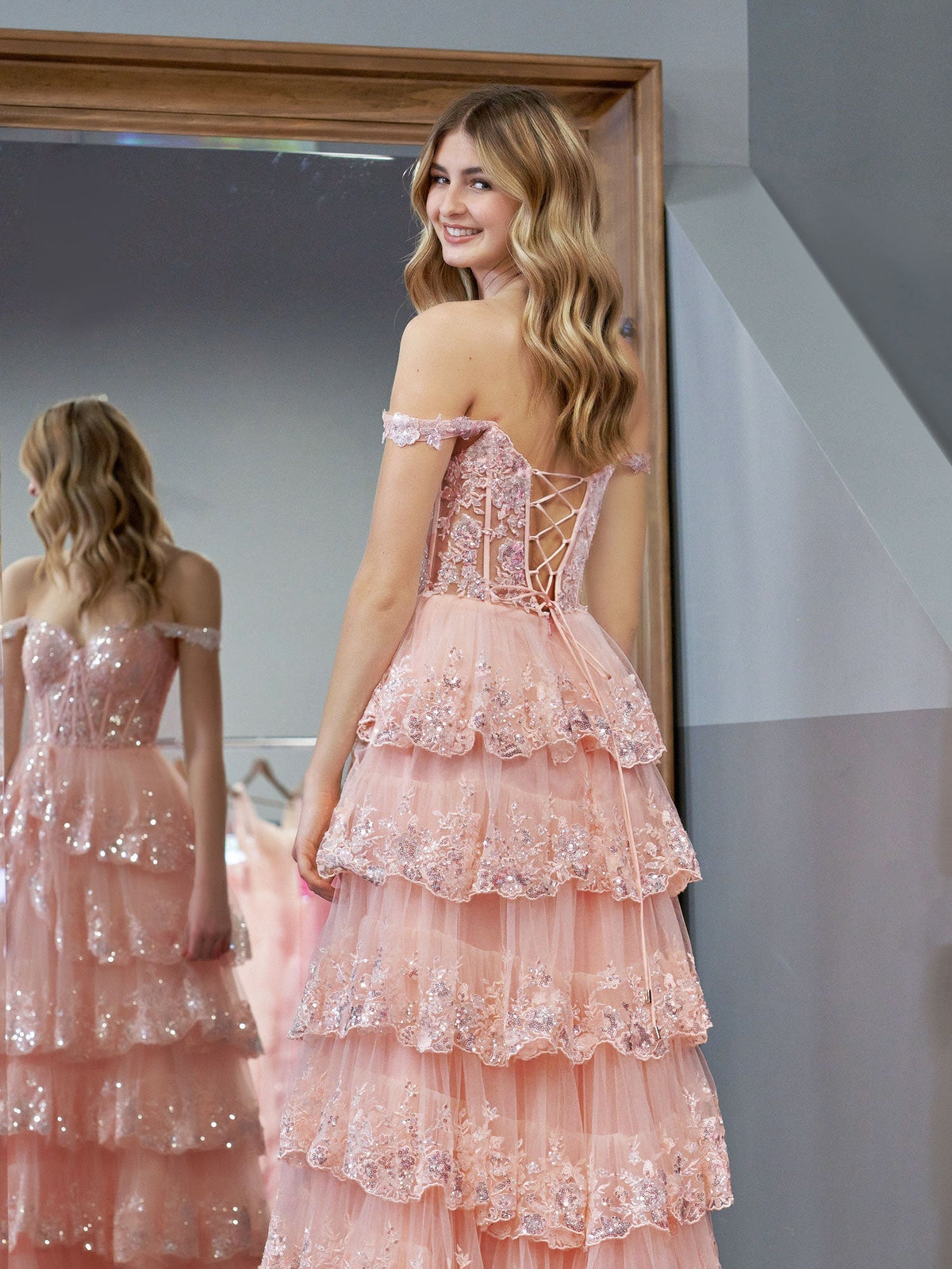 Abito da cerimonia a linea A Princess con corpetto scollato e balze di pizzo