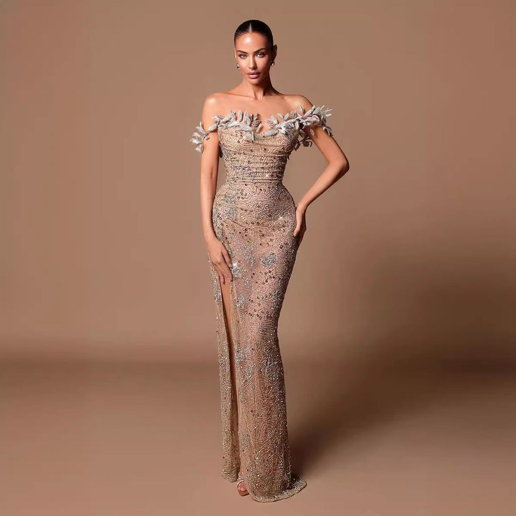 Vestido de baile sem alças com racha no ombro até ao chão