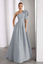 Um vestido de baile longo sem mangas do ombro com cores plissadas do costume dos bolsos