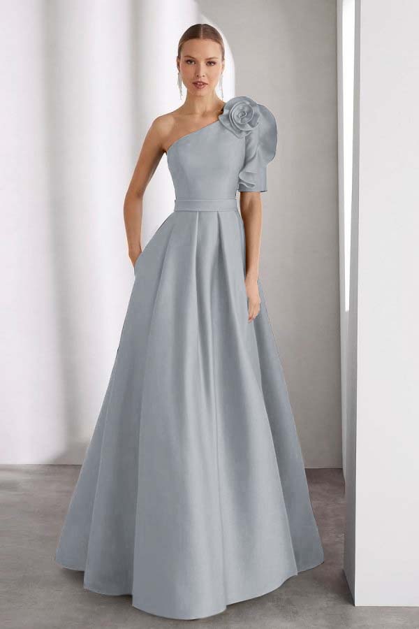 Um vestido de baile longo sem mangas do ombro com cores plissadas do costume dos bolsos