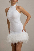 Robe courte éclatante et ludique à col haut avec paillettes et garniture en plumes extensible
