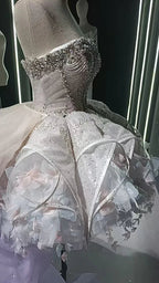 Robe bouton de fleur ornée de cristaux et de plumes voilées étoilées
