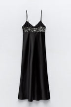 Abito Midi in Satin Trapuntato con Paillettes e Scollo a Fascia Elasticizzato