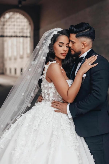 Charming Ball Gown Lace Square Sleeveless White Wedding Dresses With Appliques