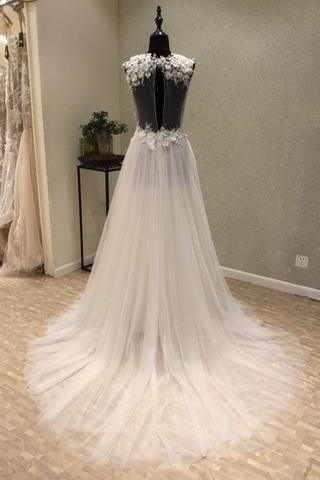 Vestido de novia de playa de tul color marfil con escote en V y espalda abierta