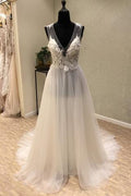 Vestido de novia de playa de tul color marfil con escote en V y espalda abierta
