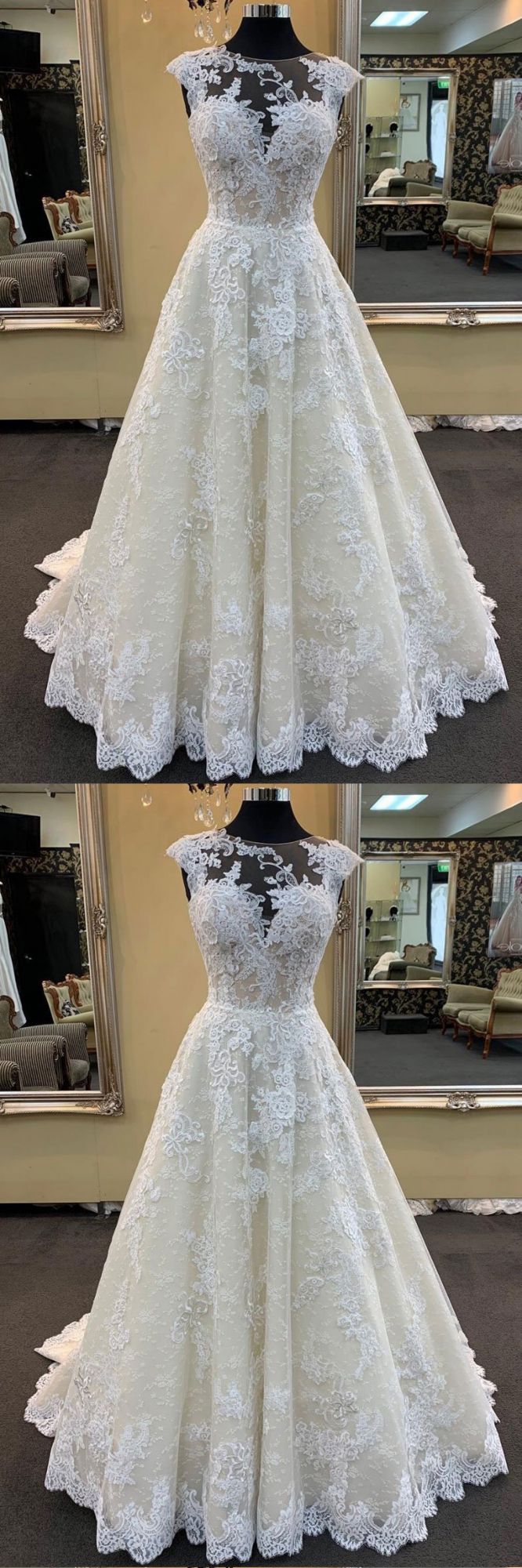 Vestido de noiva em renda marfim com decote em joia e manga curta