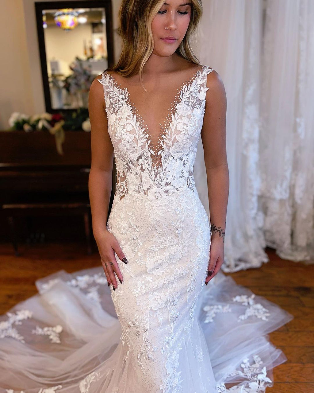 Chic Long Mermaid V-neck Sleeveless Lace Wedding Dress