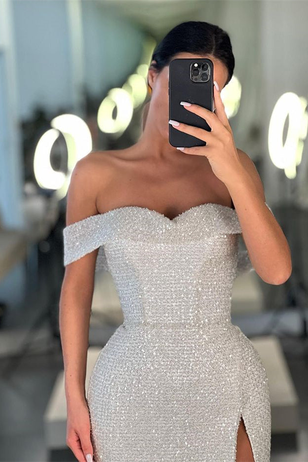 Vestido de Baile Branco com Lantejoulas em Forma de Sereia e Decote Ombro a Ombro com Fenda
