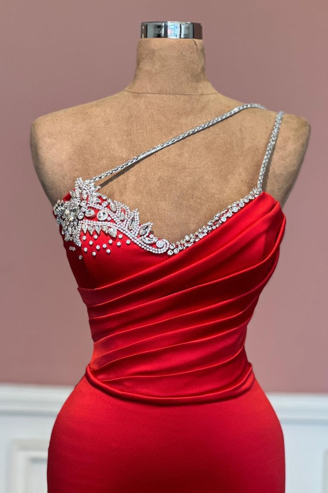 Robe de bal rouge en satin à une épaule avec détail perlé sans manches