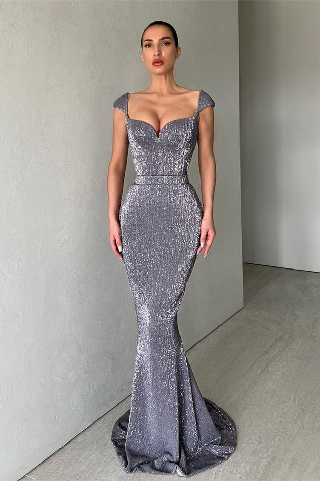 Abito lungo da sera a sirena con scollo a cuore e spalle scoperte, decorato con paillettes