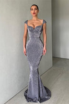 Abito lungo da sera a sirena con scollo a cuore e spalle scoperte, decorato con paillettes