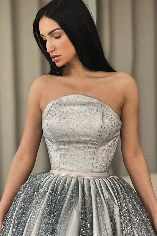 Robe de bal courte argentée en ligne A sans bretelles, volantée avec paillettes et tulle