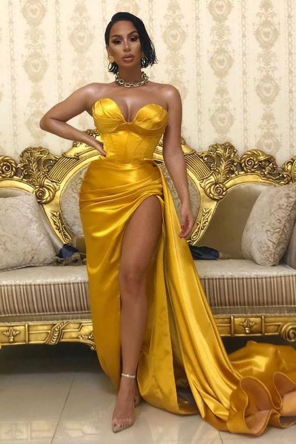 Robe bordeaux romantique sans bretelles avec fente latérale spectaculaire
