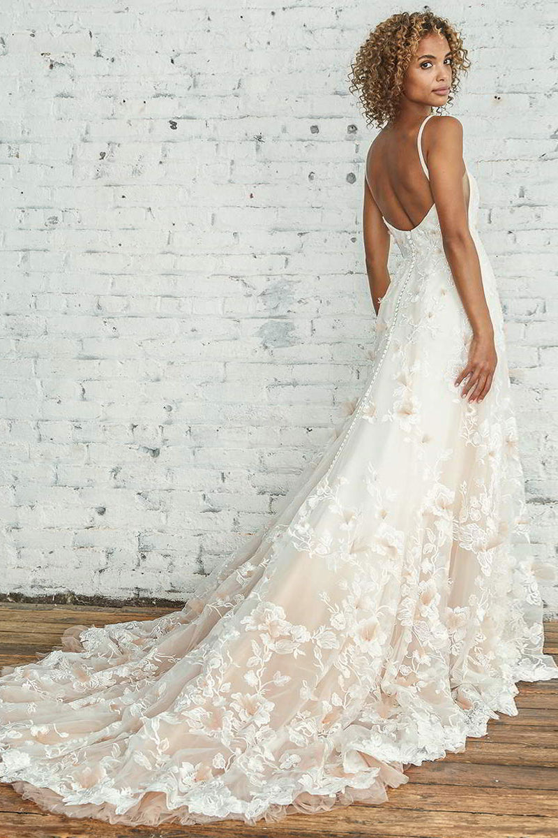 Elegant Spaghetti Strap Sleeveless Lace Appliques Wedding Dress
