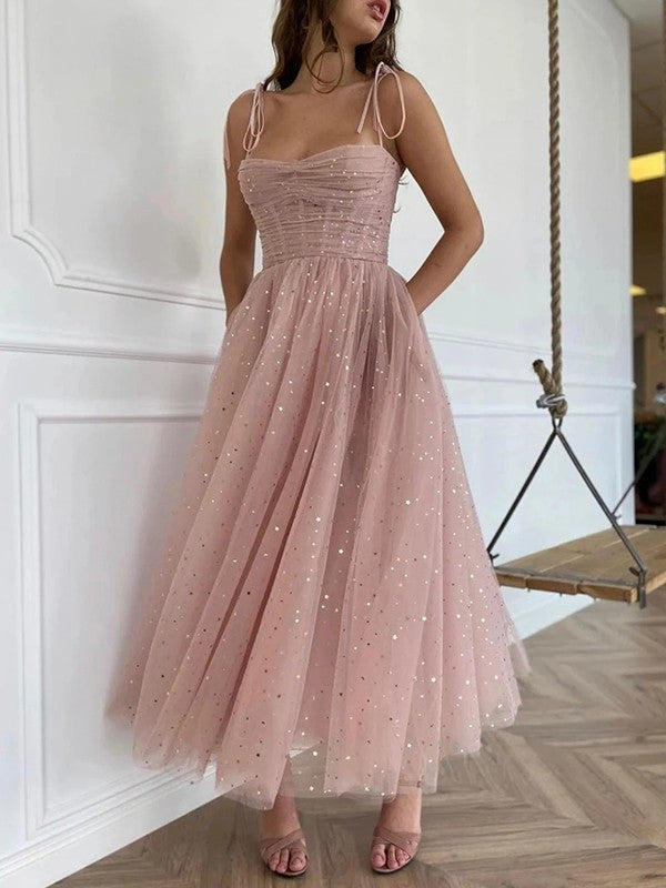 Robe de bal courte en tulle rose poudré avec paillettes et bretelles