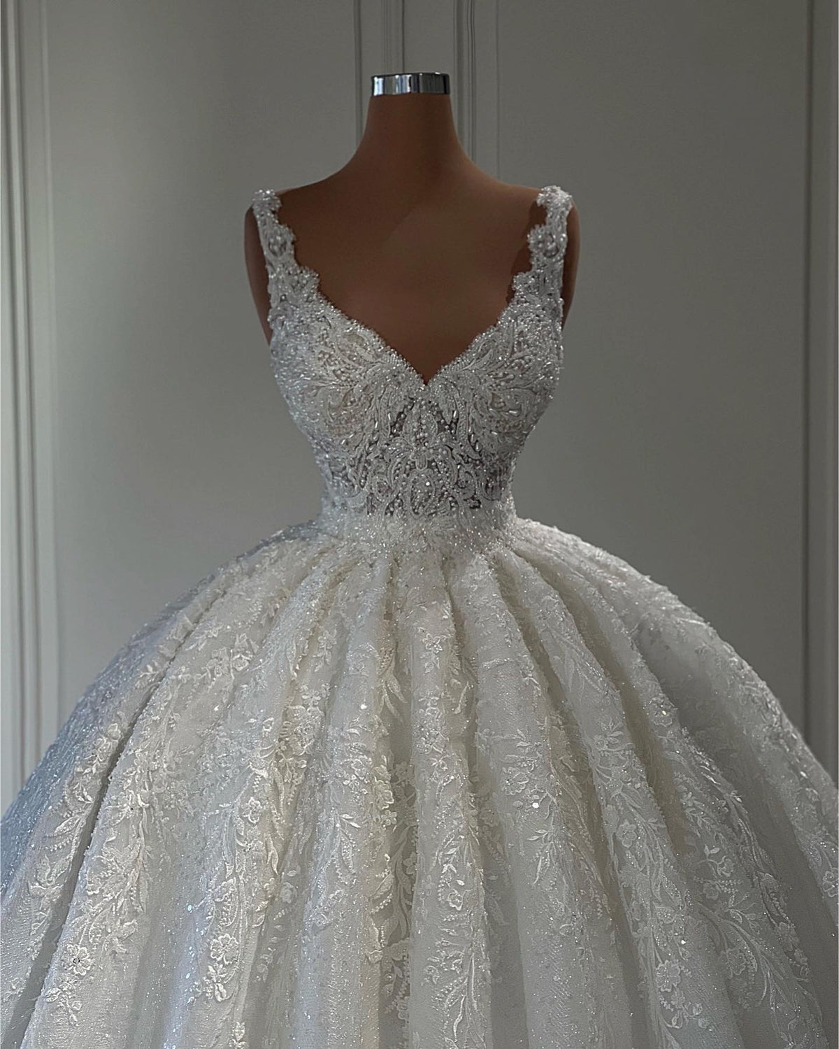 Bmbridal V Neck Sleeveless Lace Appliques Ball Gown Wedding Dress