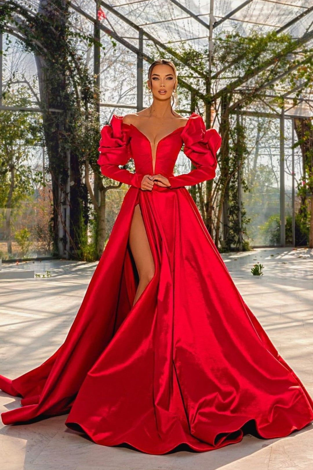 Abito lungo da sera rosso sexy in raso con scollo a V e maniche a sbuffo con spacco