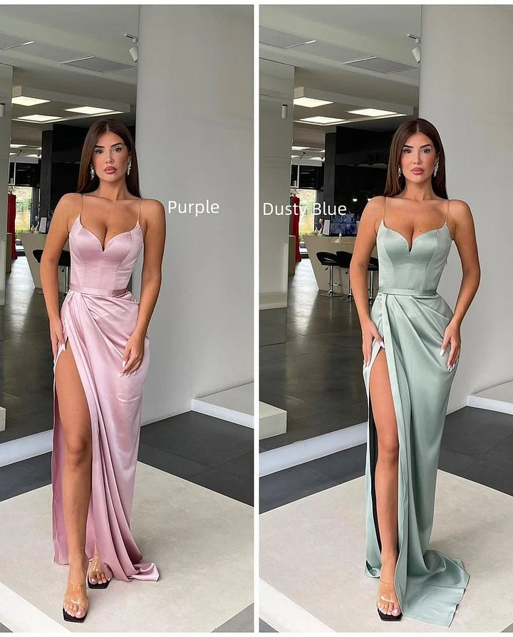 Vestido de cerimónia longo de sereia com decote coração, alças finas e sem mangas, com racha