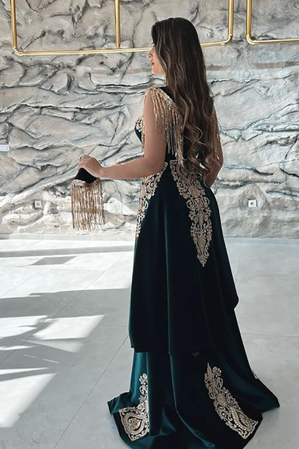Elegante abito da sera a sirena con scollo a V e spalle scoperte, decorato con applicazioni