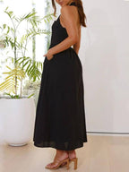 Robe noire courte à encolure dos nu et taille marquée