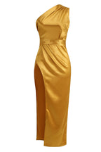 Abito da sera in raso setoso plissettato con spalla scoperta, taglio alto a mezza lunghezza - Oro