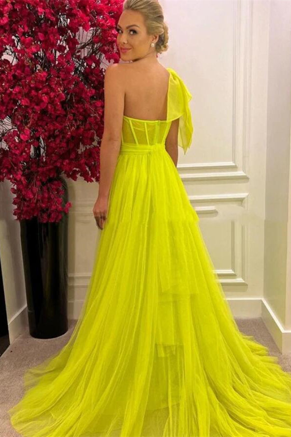 Atemberaubendes langes A-Linien-Ballkleid aus Tüll mit einer Schulter und Schlitz