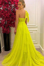 Atemberaubendes langes A-Linien-Ballkleid aus Tüll mit einer Schulter und Schlitz