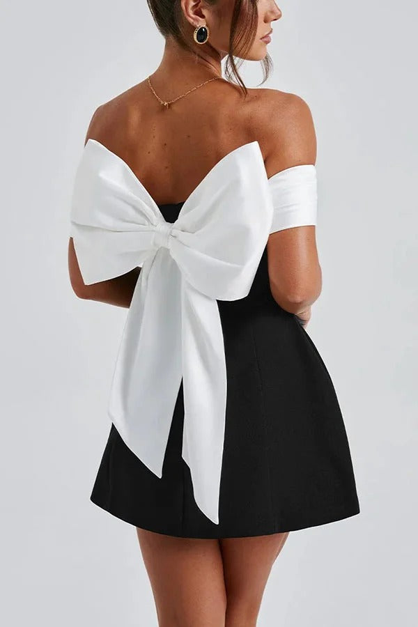 Robe courte décolletée asymétrique avec nœud ornemental et contraste séduisant