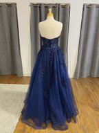 Vestidos de Baile Formais Longos em Azul Marinho Escuro com Saia em A de Tule, Renda e Costas Descobertas