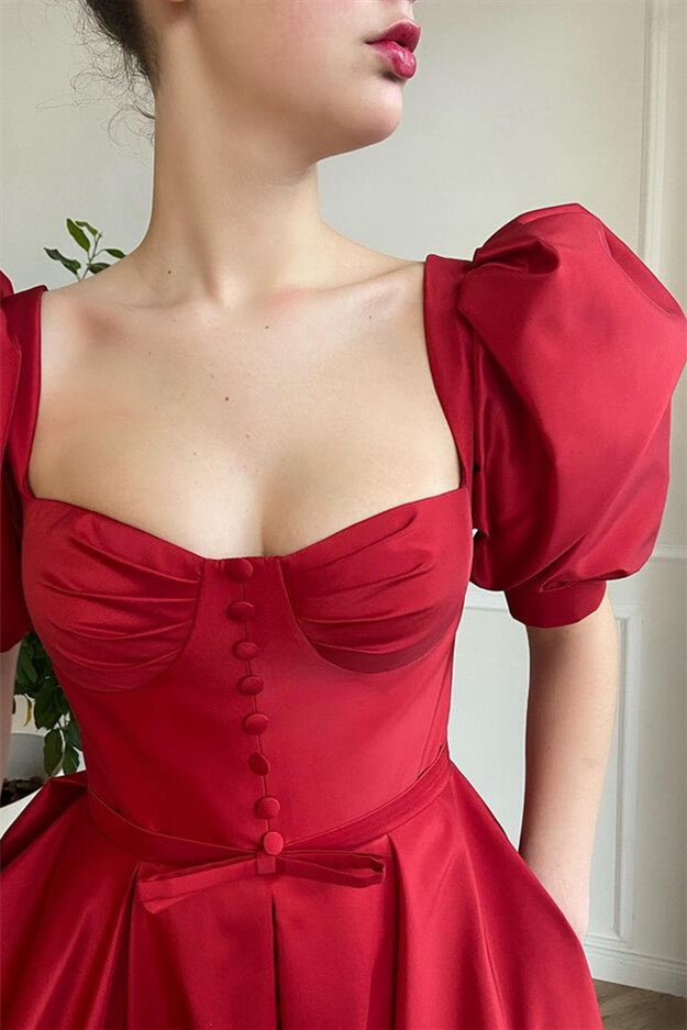 Robe courte de bal fendue devant rouge avec encolure carrée et manches courtes
