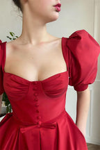 Robe courte de bal fendue devant rouge avec encolure carrée et manches courtes