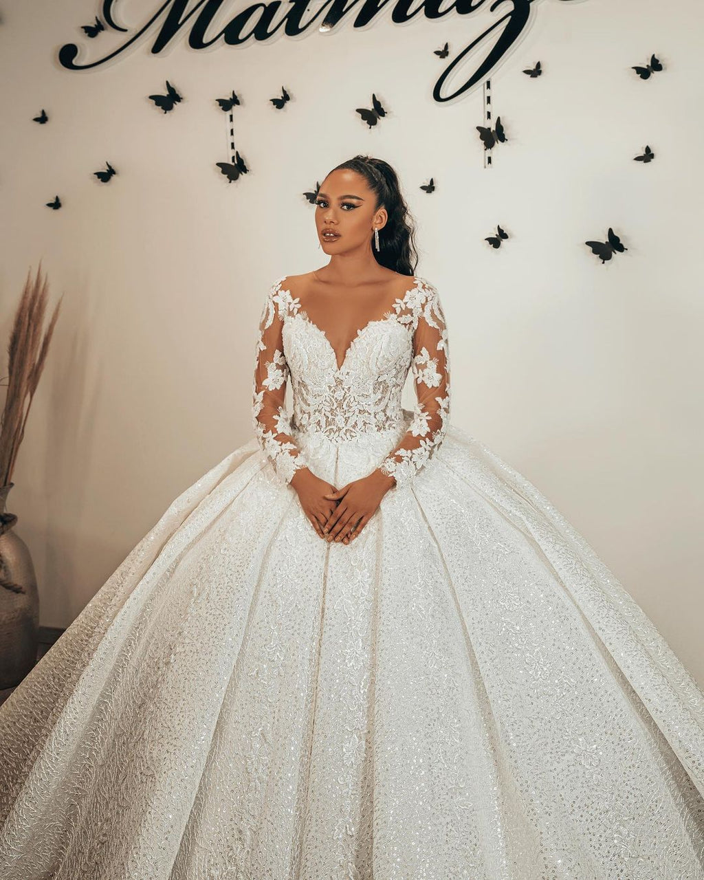 Romantic Sweetheart Long Sleeves Ball Gown Wedding Dress With Lace Appliques
