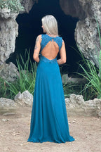 Robe longue de soirée en mousseline à encolure en V et fente avant avec appliques en dentelle élégantes