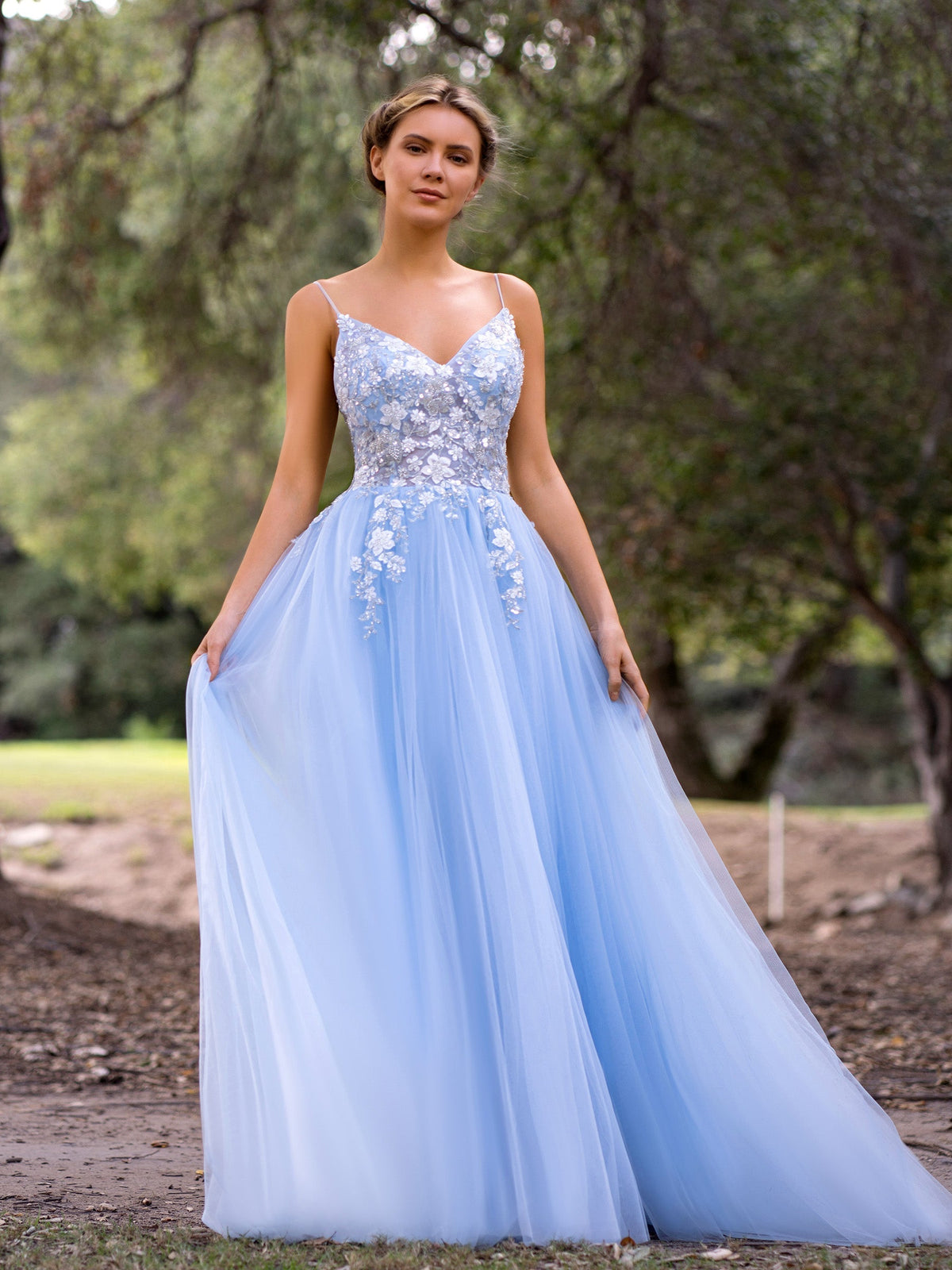 Bodenlanges Ballkleid aus Tüll mit tiefem V-Ausschnitt und Spitzenapplikation