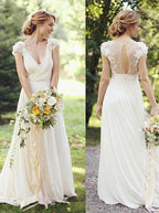Vestido de novia con escote en V profundo, mangas cortas y espalda transparente con apliques