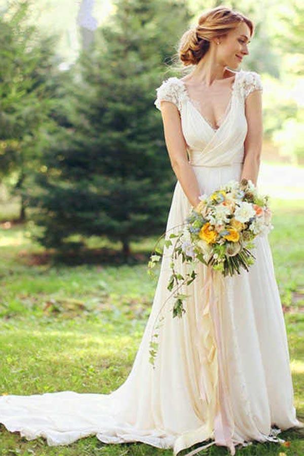 Vestido de novia con escote en V profundo, mangas cortas y espalda transparente con apliques