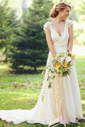 Vestido de novia con escote en V profundo, mangas cortas y espalda transparente con apliques