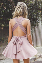 Vestido Curto de Cetim Cor de Blush para Festa de Regresso a Casa com Decote em V Profundo e Alças Cruzadas