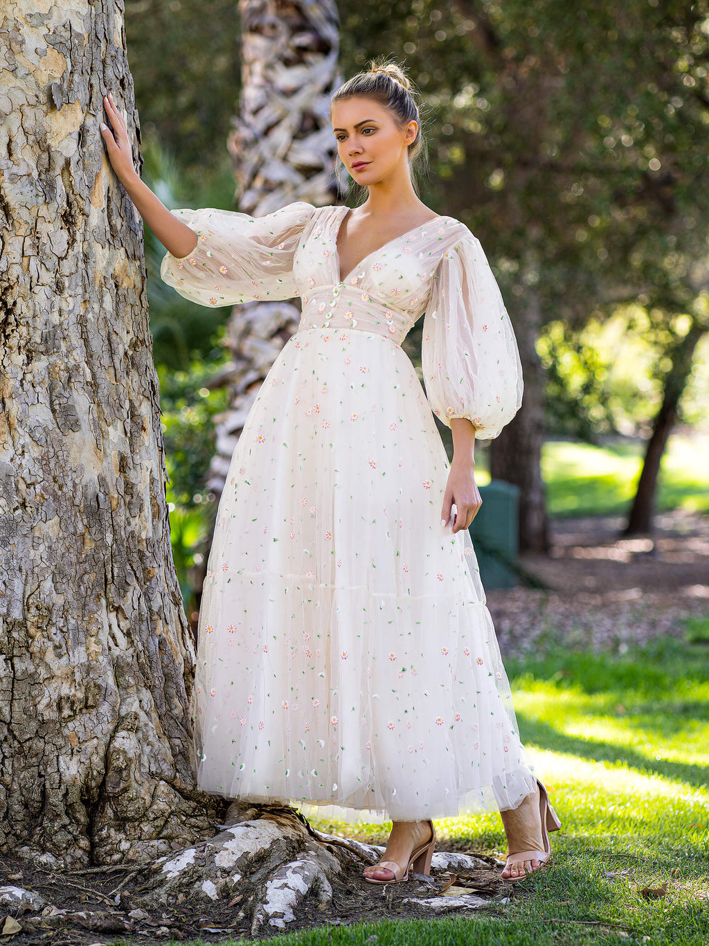 Vestido comprido com decote em V profundo, punhos com folhos e padrão de nuvens estreladas
